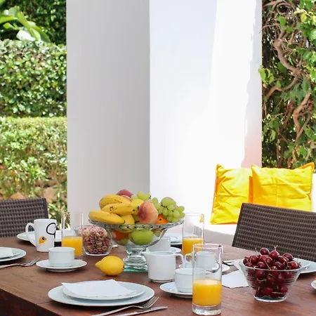 Family With Garden- Monteros Palm